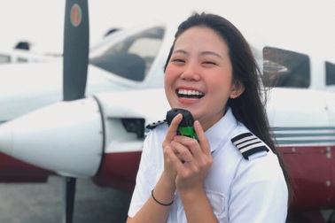 Nữ sinh bỏ bằng kiến trúc, theo đuổi nghề phi công với học phí 4,6 tỷ đồng