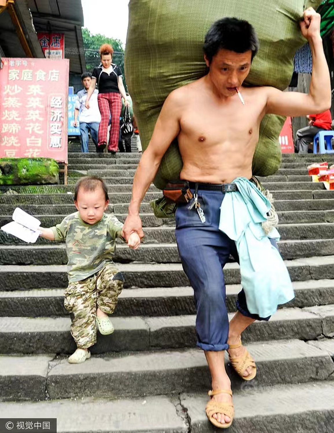 Bố cửu vạn đưa con 3 tuổi đi làm gây sốt một thời, cuộc sống giờ ra sao? - 1 Bố cửu vạn đưa con 3 tuổi đi làm gây sốt một thời, cuộc sống giờ ra sao? - 1