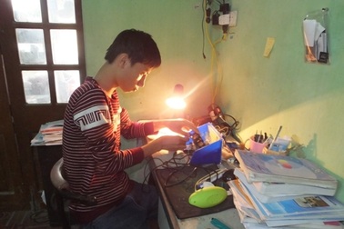 Nam sinh lớp 12 sáng chế máy chống buồn ngủ