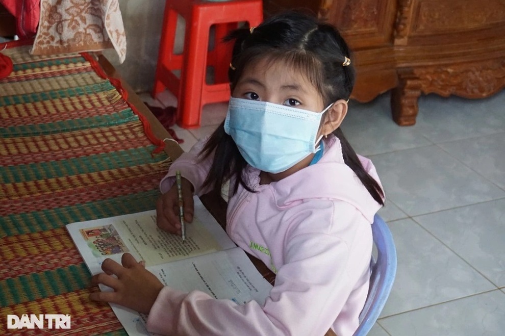Bố mất, mẹ bỏ đi, bé 8 tuổi thành trụ cột chăm lo cho bà nội và anh trai - 1 Bố mất, mẹ bỏ đi, bé 8 tuổi thành trụ cột chăm lo cho bà nội và anh trai - 1