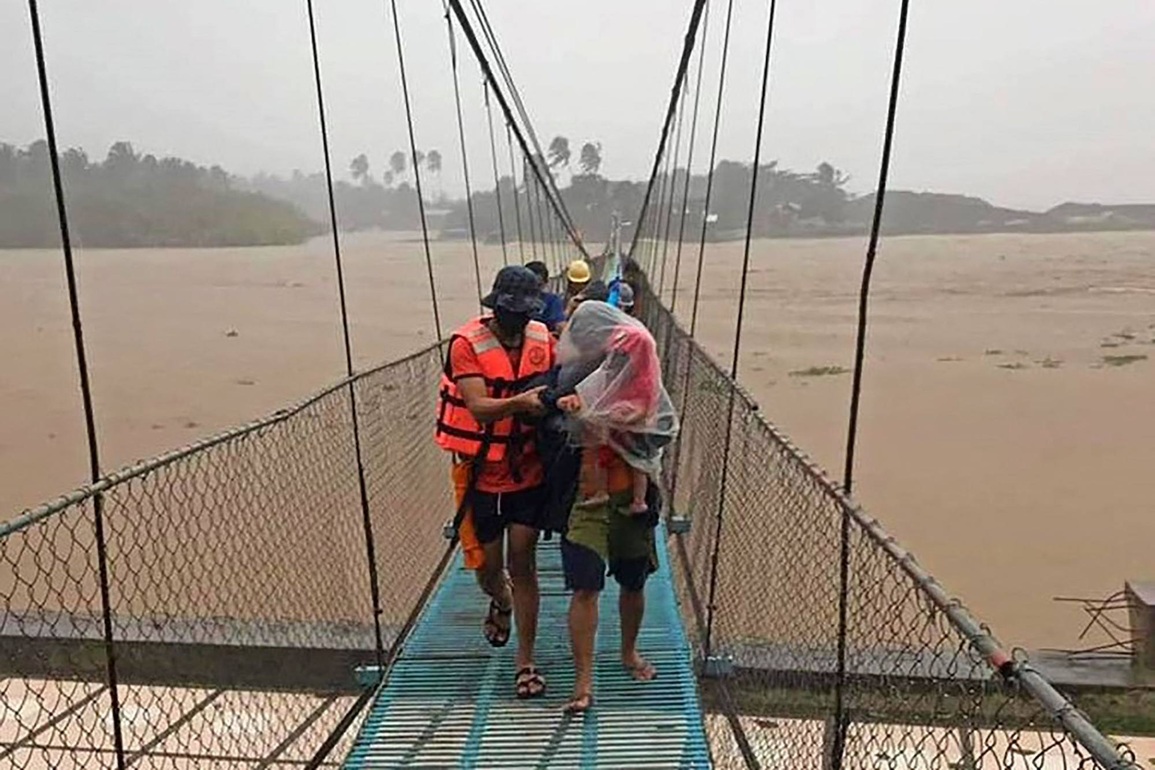 Bão Rai mạnh như quái vật đổ bộ Philippines, 90.000 dân cấp tập di tản - 5 Bão Rai mạnh như quái vật đổ bộ Philippines, 90.000 dân cấp tập di tản - 5