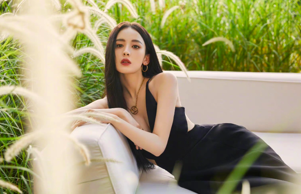 Vận đen của mỹ nhân Tân Cương Cổ Lực Na Trát sau bê bối tình cảm - 1 Vận đen của mỹ nhân Tân Cương Cổ Lực Na Trát sau bê bối tình cảm - 1