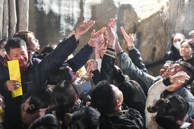 Muôn kiểu cầu may khi đi lễ chùa Hương: Hứng nước, xoa tiền, xin trúng số