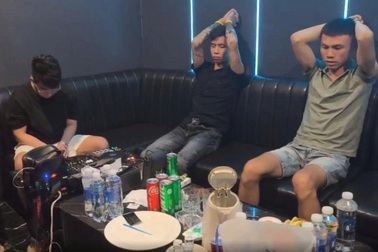 Cảnh sát đột kích quán bar ở Đà Nẵng, bắt chủ, nhân viên và khách