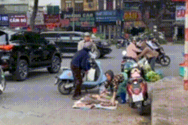 Tiểu thương chợ cóc Ngã Tư Sở chạy tán loạn khi thấy lực lượng chức năng