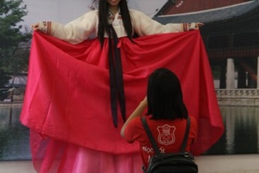 Giới trẻ Hà Thành háo hức rủ nhau đi mặc đồ Hanbok