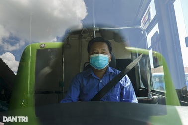 Tài xế xe buýt ở TPHCM "một mình một ngựa" xông pha chống dịch Covid-19