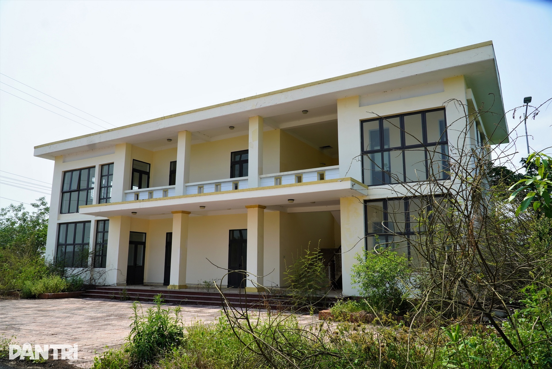 Trụ sở tiền tỷ bỏ hoang vì thiếu đường vào, cán bộ làm việc tại nhà dột nát - 2 Trụ sở tiền tỷ bỏ hoang vì thiếu đường vào, cán bộ làm việc tại nhà dột nát - 2