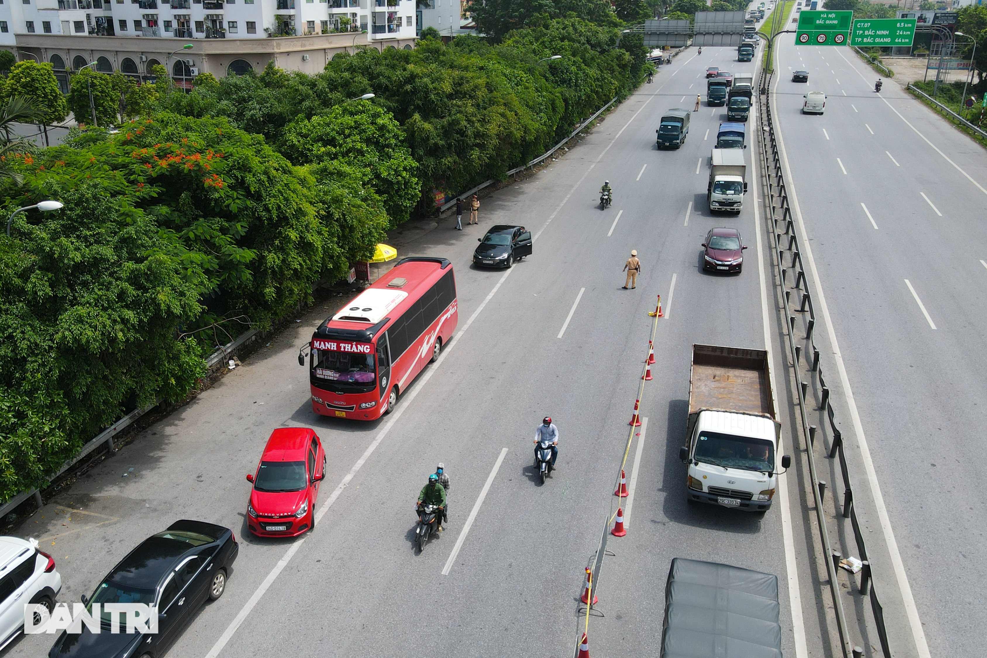 Chốt kiểm dịch cửa ngõ Hà Nội bất ngờ vắng vẻ sau chuỗi ngày ùn tắc kéo dài - 2 Chốt kiểm dịch cửa ngõ Hà Nội bất ngờ vắng vẻ sau chuỗi ngày ùn tắc kéo dài - 2