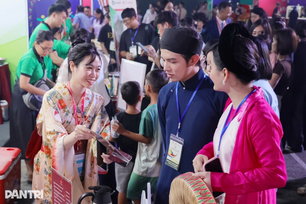 ມີ​ນັກ​ທ່ອງ​ທ່ຽວ​ກວ່າ 1 ລ້ານ​ເທື່ອ​ຄົນ​ເຂົ້າ​ຮ່ວມ​ງານ​ບຸນ​ວັດ​ທະ​ນະ​ທຳ​ໂລກ​ຢູ່​ຮ່າ​ໂນ້ຍ - 4