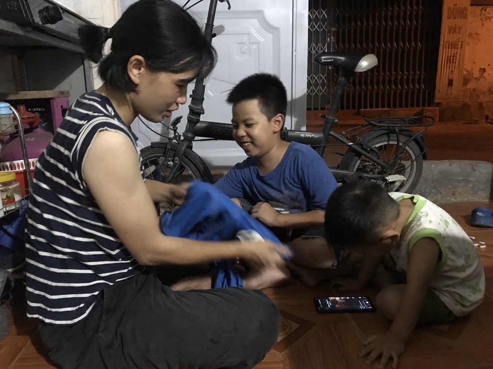Nữ cử nhân cắn răng làm công nhân vệ sinh nuôi con tự kỷ - 5 Nữ cử nhân cắn răng làm công nhân vệ sinh nuôi con tự kỷ - 5