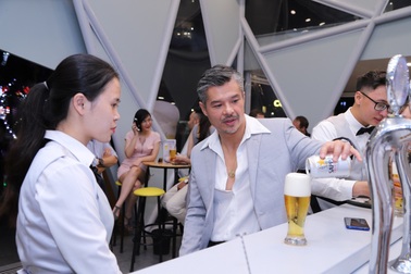 Lâm Vissay thích thú trải nghiệm dịch vụ chuẩn Omotenashi tại Sapporo Premium Bar