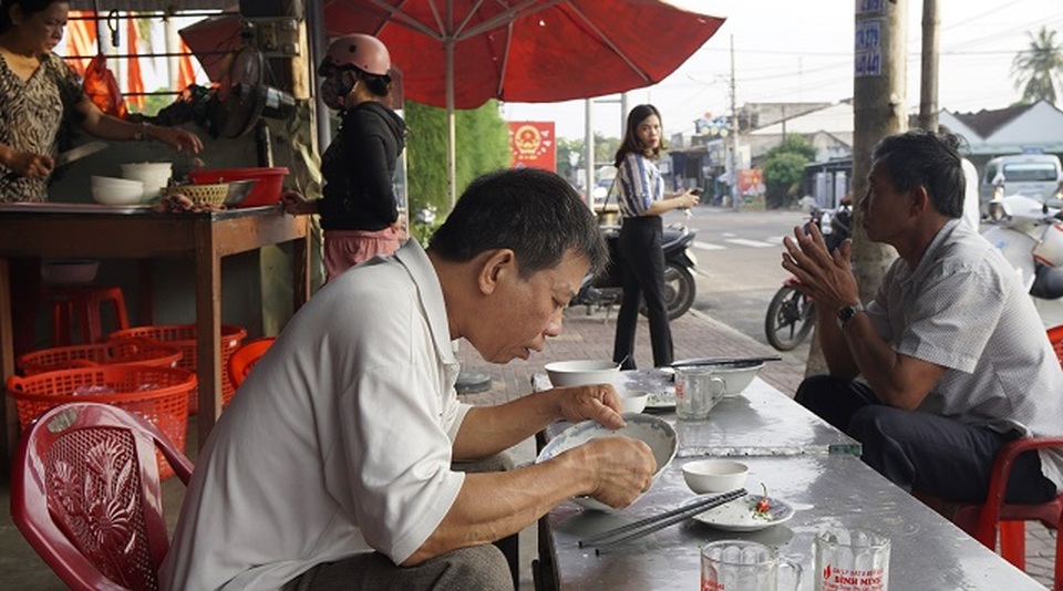 Quán cháo giò lạ lùng: Ngày bán 2 tiếng, khách xếp hàng chờ mua - 6 Quán cháo giò lạ lùng: Ngày bán 2 tiếng, khách xếp hàng chờ mua - 6
