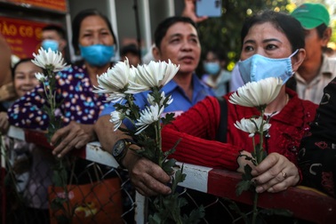 Người dân mang hoa tới tòa để tưởng nhớ bé gái 8 tuổi bị "dì ghẻ" bạo hành