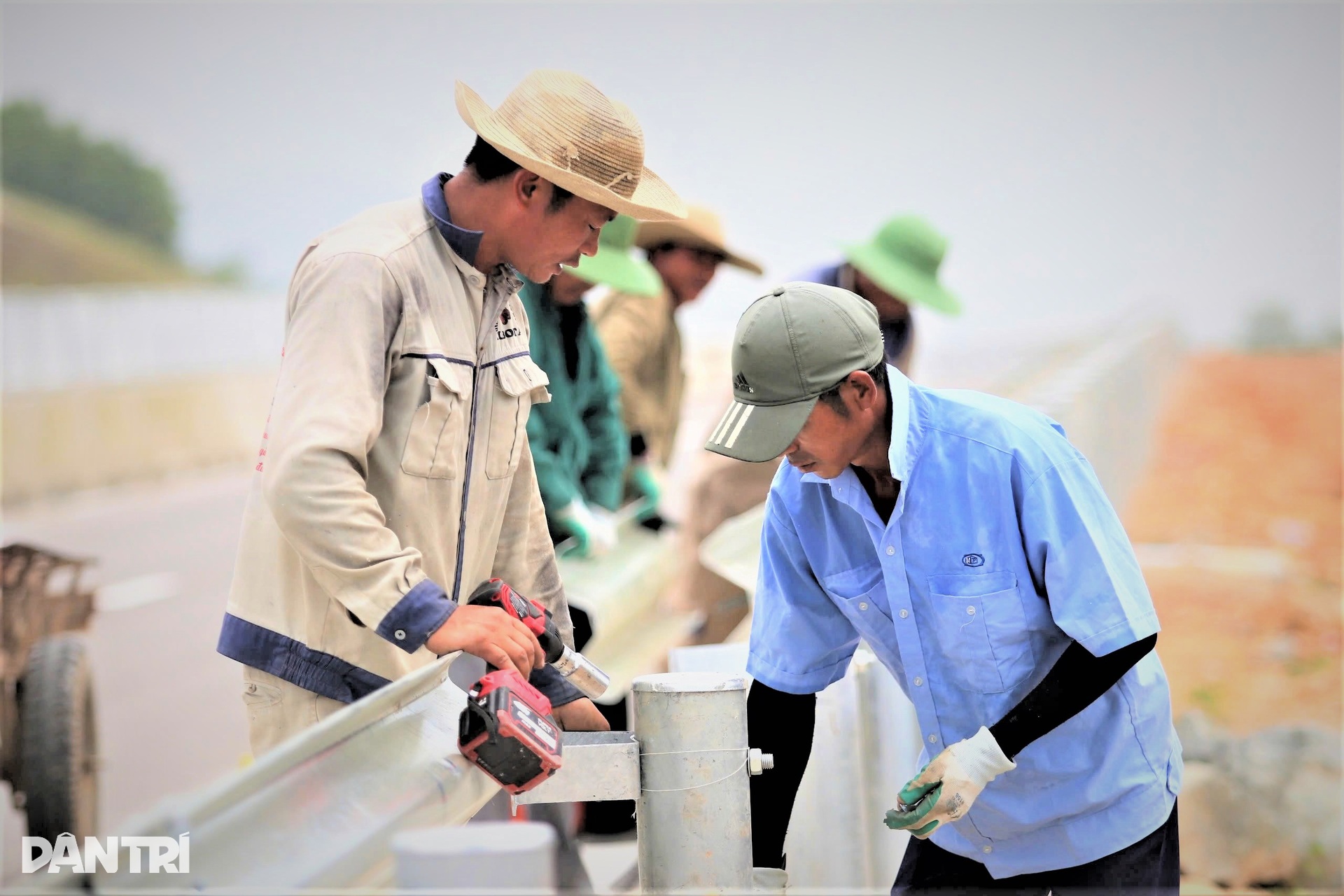 Mồ hôi rơi, bữa cơm vội trên tuyến cao tốc chào mừng đại lễ 30/4 - 4 Mồ hôi rơi, bữa cơm vội trên tuyến cao tốc chào mừng đại lễ 30/4 - 4