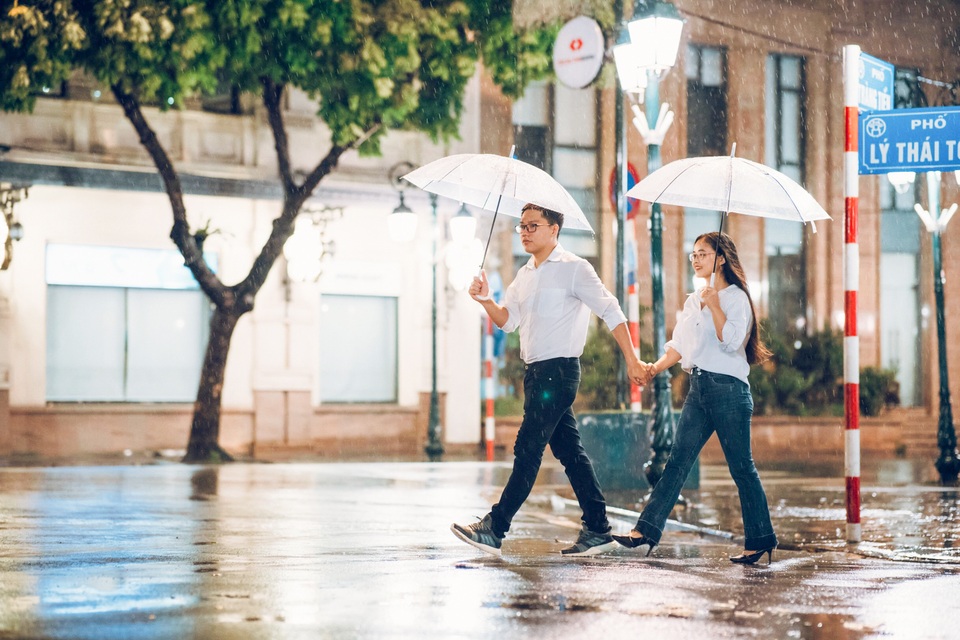 Ngắm Hà Nội lãng mạn trong mưa qua bộ ảnh của cặp đôi trẻ - 3 Ngắm Hà Nội lãng mạn trong mưa qua bộ ảnh của cặp đôi trẻ - 3