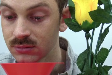 Cỗ máy dán tem và phong bì thư hài hước và sáng tạo