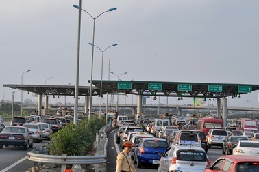 Tăng thu phí vì áp lực trả nợ công?