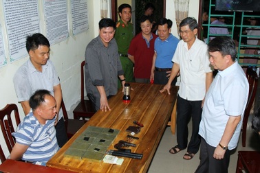 Bắt giữ đối tượng mang súng K59 vận chuyển 10 bánh heroin