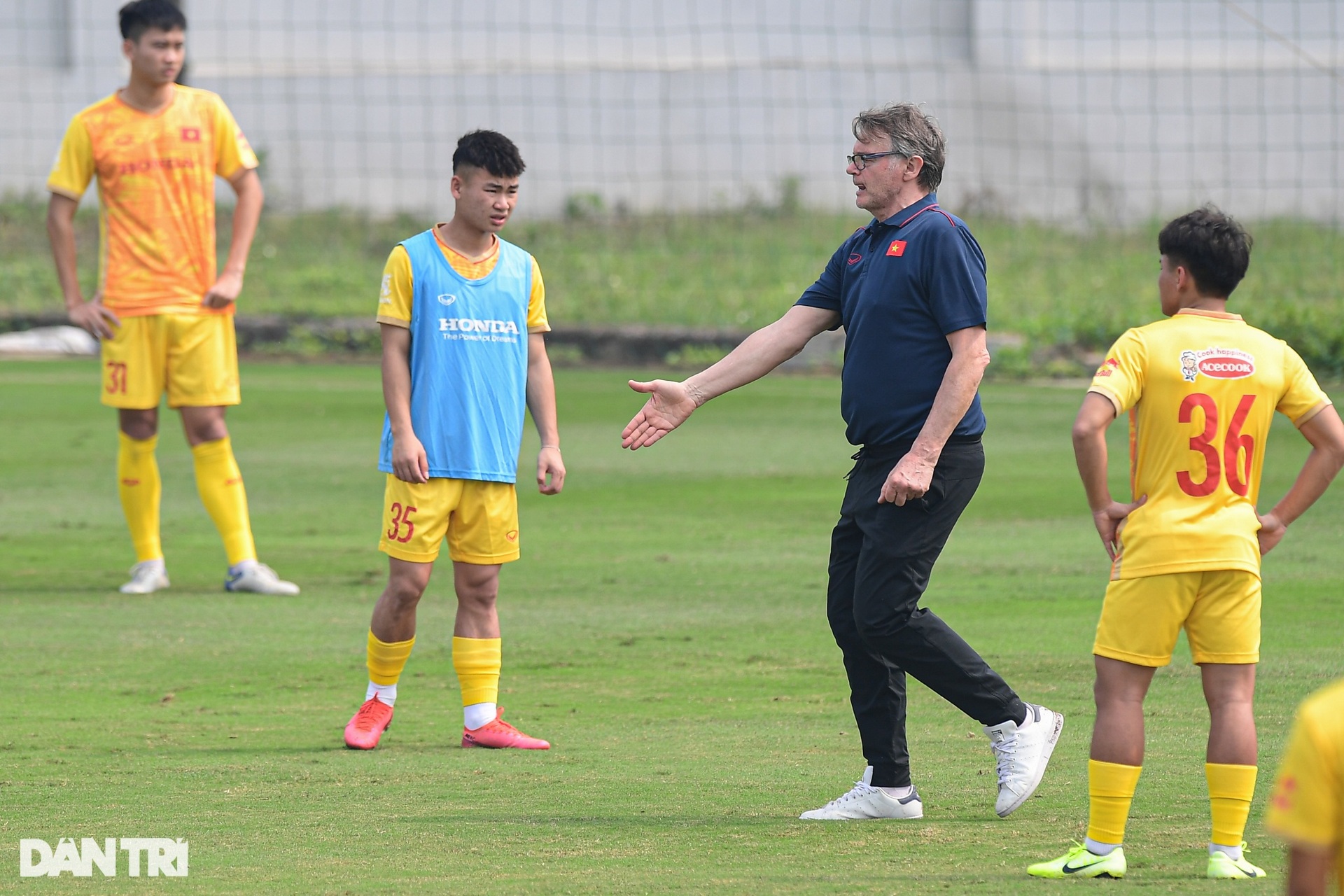 HLV Troussier thể hiện cá tính mạnh trong buổi tập cùng U23 Việt Nam - 6 HLV Troussier thể hiện cá tính mạnh trong buổi tập cùng U23 Việt Nam - 6