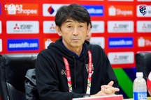 HLV Thái Lan thừa nhận áp lực vì bảo vệ ngôi vô địch AFF Cup