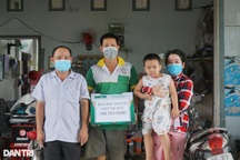 Bạn đọc Dân trí giúp người mẹ nuôi 2 bị con ung thư hơn 340 triệu đồng