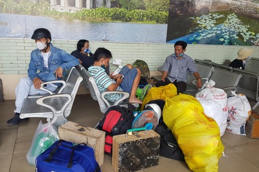 Người dân lỉnh kỉnh đồ đạc rời Sài Gòn về quê tránh dịch