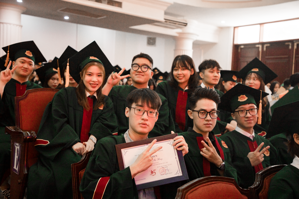 Bộ lễ phục ấn tượng của sinh viên kinh tế trong ngày tốt nghiệp - 3 Bộ lễ phục ấn tượng của sinh viên kinh tế trong ngày tốt nghiệp - 3