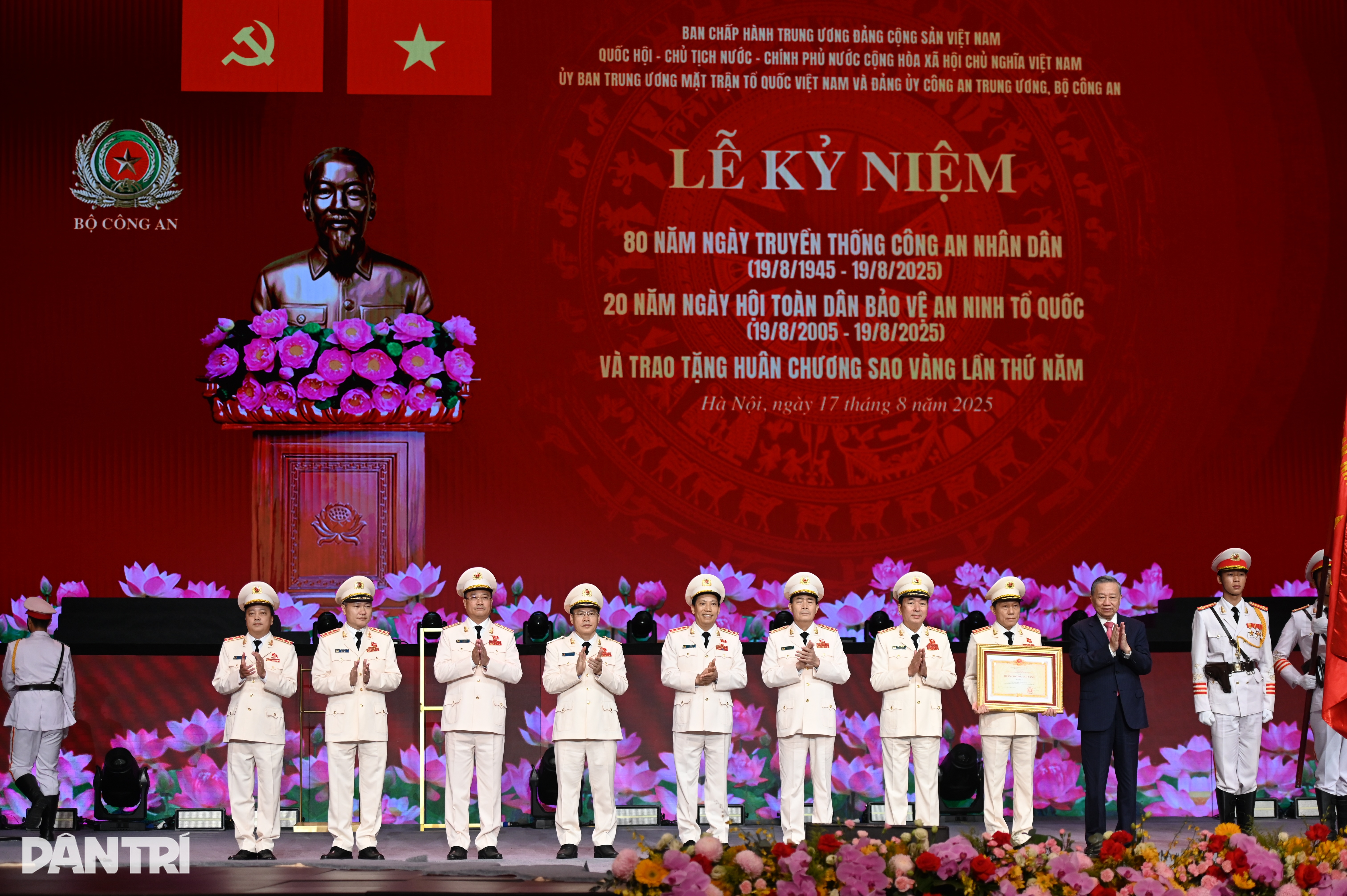 Tổng Bí thư: Dân tộc hùng cường phải có quốc phòng, an ninh vững mạnh - 3 Tổng Bí thư: Dân tộc hùng cường phải có quốc phòng, an ninh vững mạnh - 3