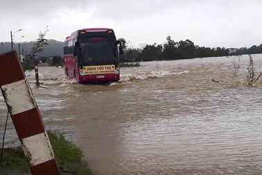 Nước lũ dâng cao, gần 3.000 nhà dân ngập nước