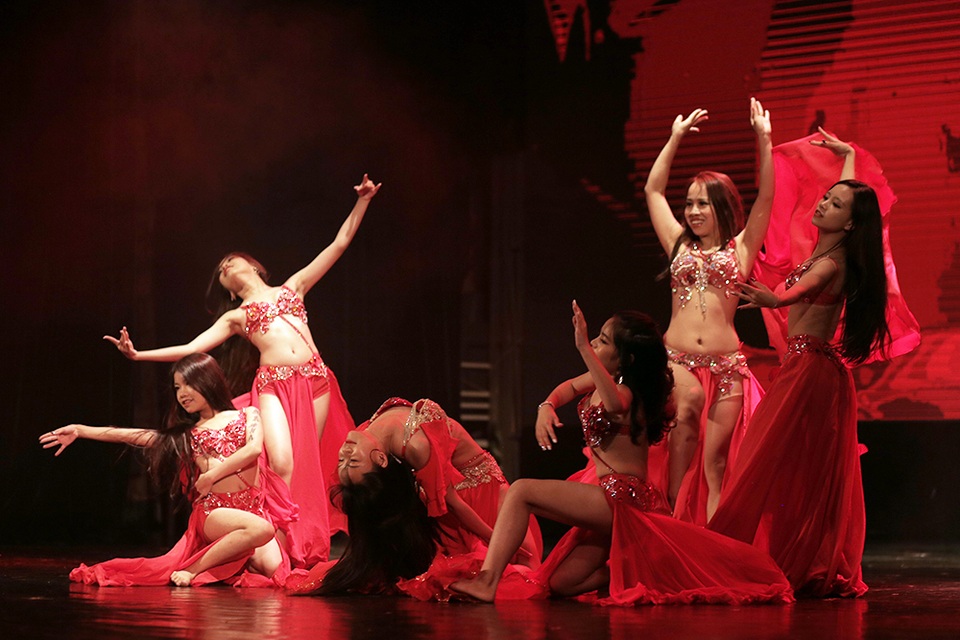 Ngắm đường cong quyến rũ của các vũ công bellydance - 11 Ngắm đường cong quyến rũ của các vũ công bellydance - 11