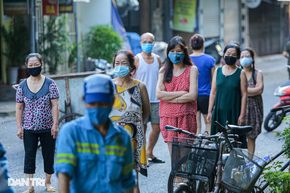Sạp rau miễn phí của hai nữ công nhân môi trường Hà Nội - 2 Sạp rau miễn phí của hai nữ công nhân môi trường Hà Nội - 2