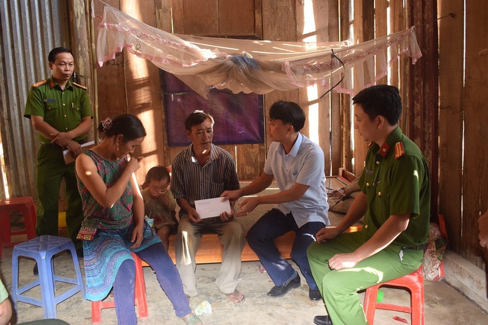 Công an Lào Cai thông tin vụ cổng trường sập đè chết 3 học sinh - 1 Công an Lào Cai thông tin vụ cổng trường sập đè chết 3 học sinh - 1