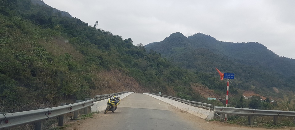 Bãi rác khổng lồ trên mặt hồ thủy điện lớn nhất Bắc trung Bộ - 12 Bãi rác khổng lồ trên mặt hồ thủy điện lớn nhất Bắc trung Bộ - 12