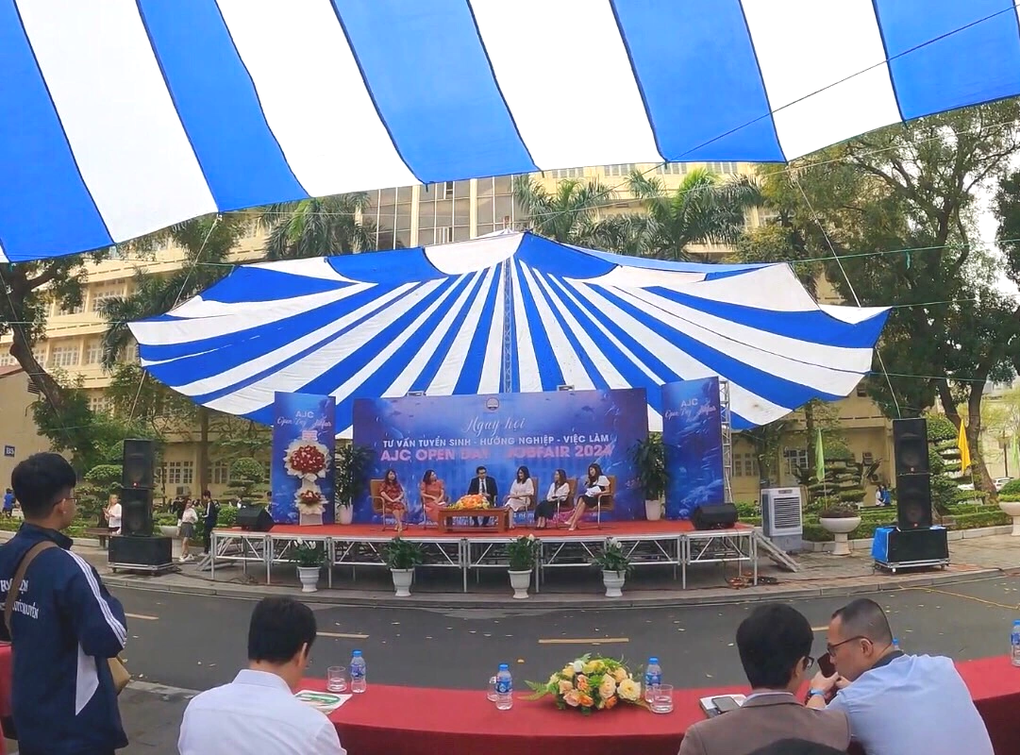 Đông đảo bạn trẻ đến ngày hội tư vấn của Học viện Báo chí và Tuyên truyền - 1 Đông đảo bạn trẻ đến ngày hội tư vấn của Học viện Báo chí và Tuyên truyền - 1