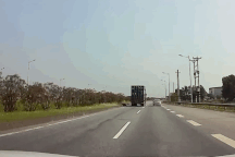 Xi nhan trái nhưng tạt phải, xe container "chơi ú òa" trên đường cao tốc