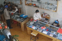 Clip cô gái gây cháy trong cửa hàng điện thoại khiến dân mạng tranh cãi