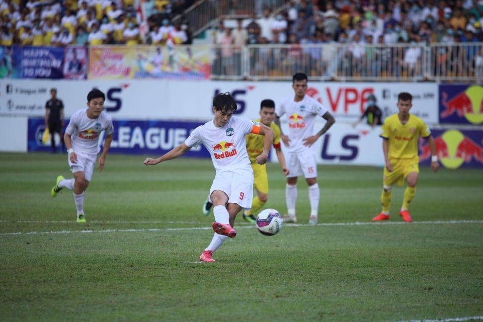 HA Gia Lai 4-3 Nam Định: 3 quả phạt đền và những phút bù giờ điên rồ - 5 HA Gia Lai 4-3 Nam Định: 3 quả phạt đền và những phút bù giờ điên rồ - 5