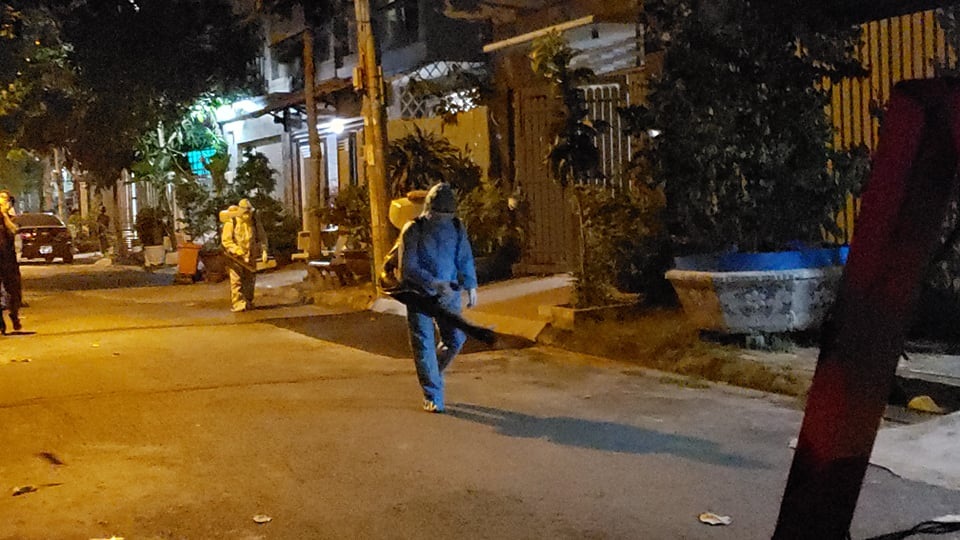 TPHCM: Trắng đêm phong toả khu dân cư có người nghi nhiễm Covid-19 - 6 TPHCM: Trắng đêm phong toả khu dân cư có người nghi nhiễm Covid-19 - 6
