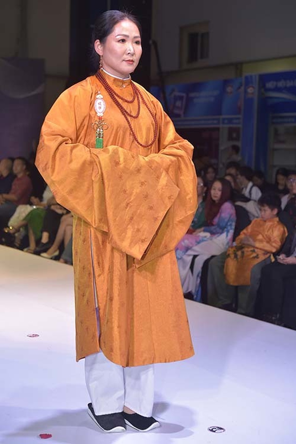 NSND Hoàng Cúc, Thu Hà, Chiều Xuân trình diễn cổ phục thời Nguyễn - 15 NSND Hoàng Cúc, Thu Hà, Chiều Xuân trình diễn cổ phục thời Nguyễn - 15