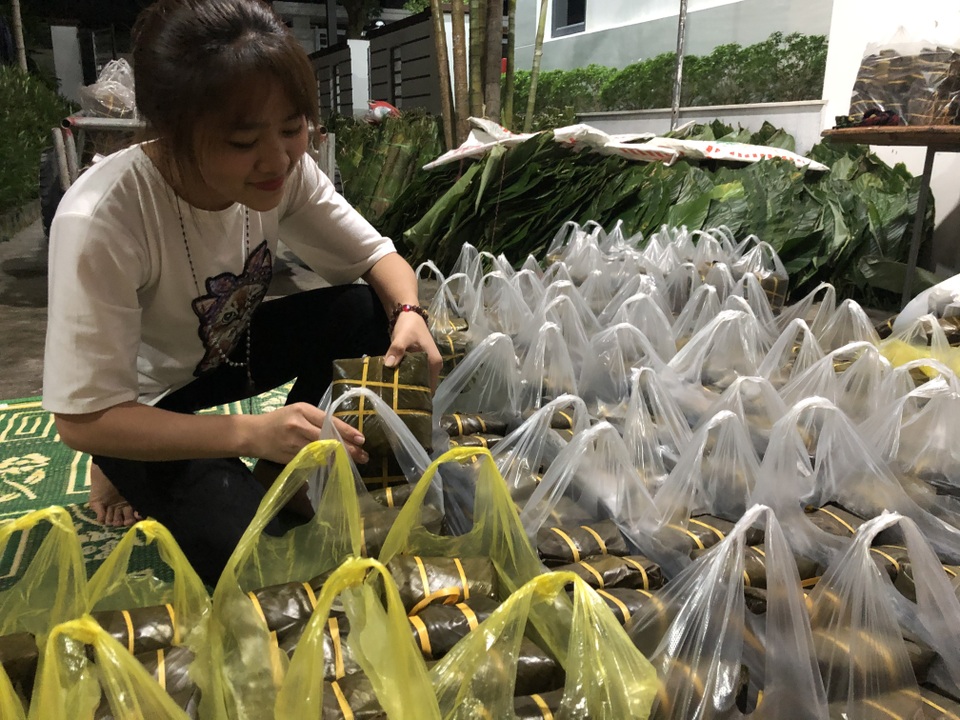 Thâu đêm nấu bánh chưng phục vụ ngày cúng ông Táo - 8 Thâu đêm nấu bánh chưng phục vụ ngày cúng ông Táo - 8