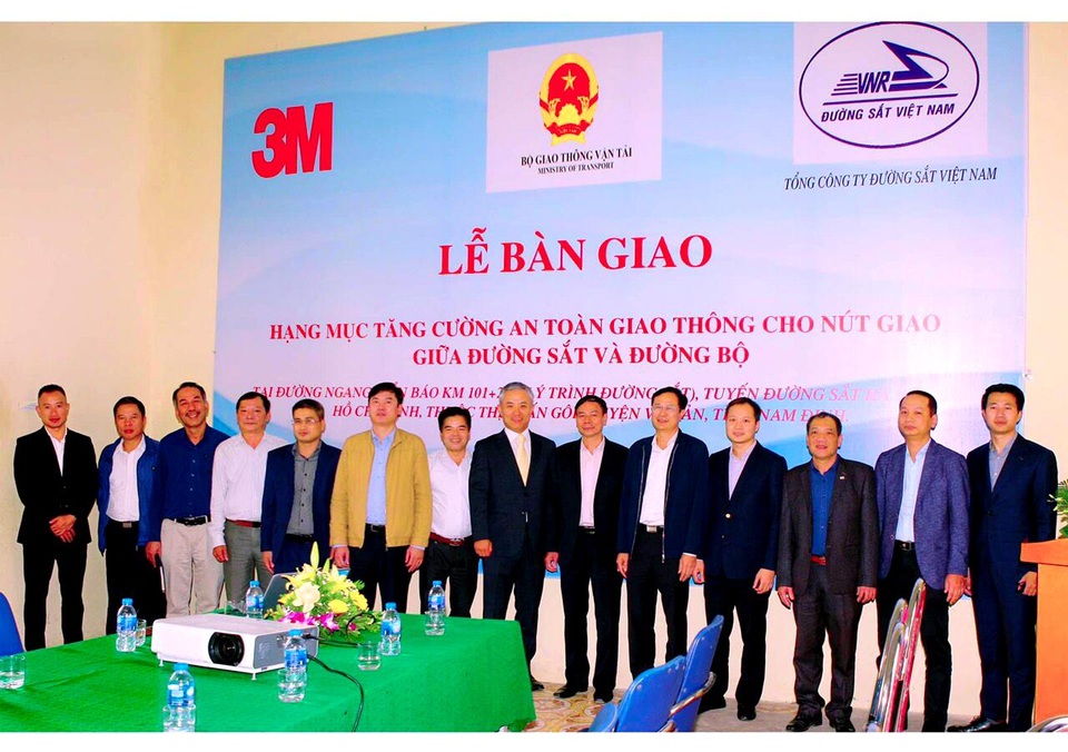 Giải pháp an toàn cho khu vực giao nhau với đường sắt bằng hệ thống cảnh báo của 3M - 1 Giải pháp an toàn cho khu vực giao nhau với đường sắt bằng hệ thống cảnh báo của 3M - 1