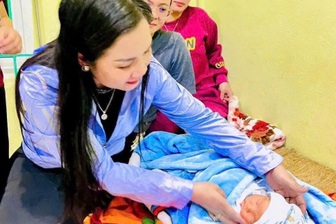 Bé trai sơ sinh bị bỏ rơi trong làn nhựa trước cửa nhà dân