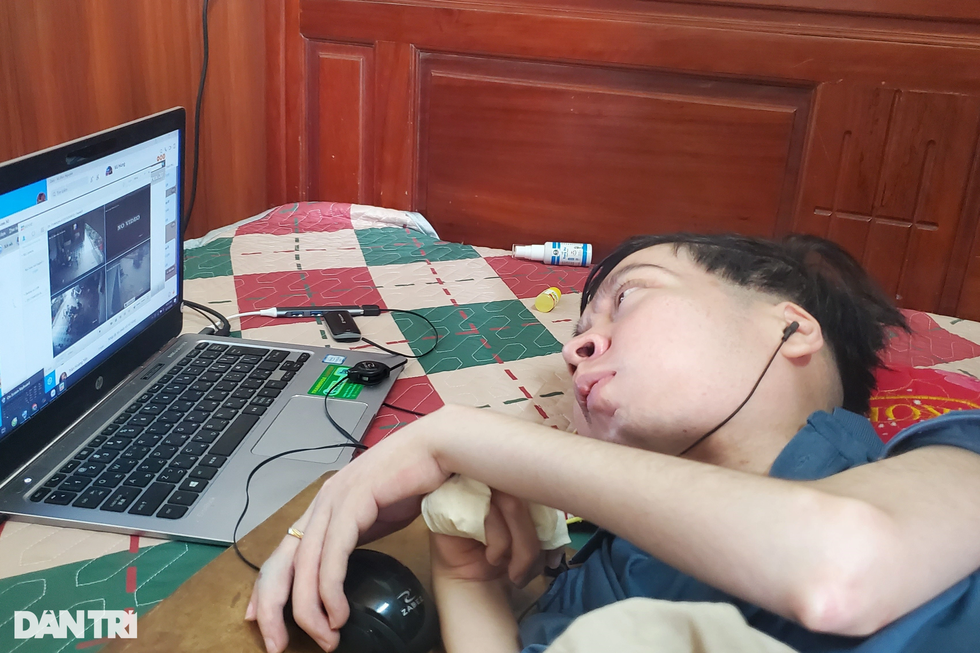 Chàng trai làm thơ bằng 1 ngón tay cưới được vợ đẹp - 6 Chàng trai làm thơ bằng 1 ngón tay cưới được vợ đẹp - 6