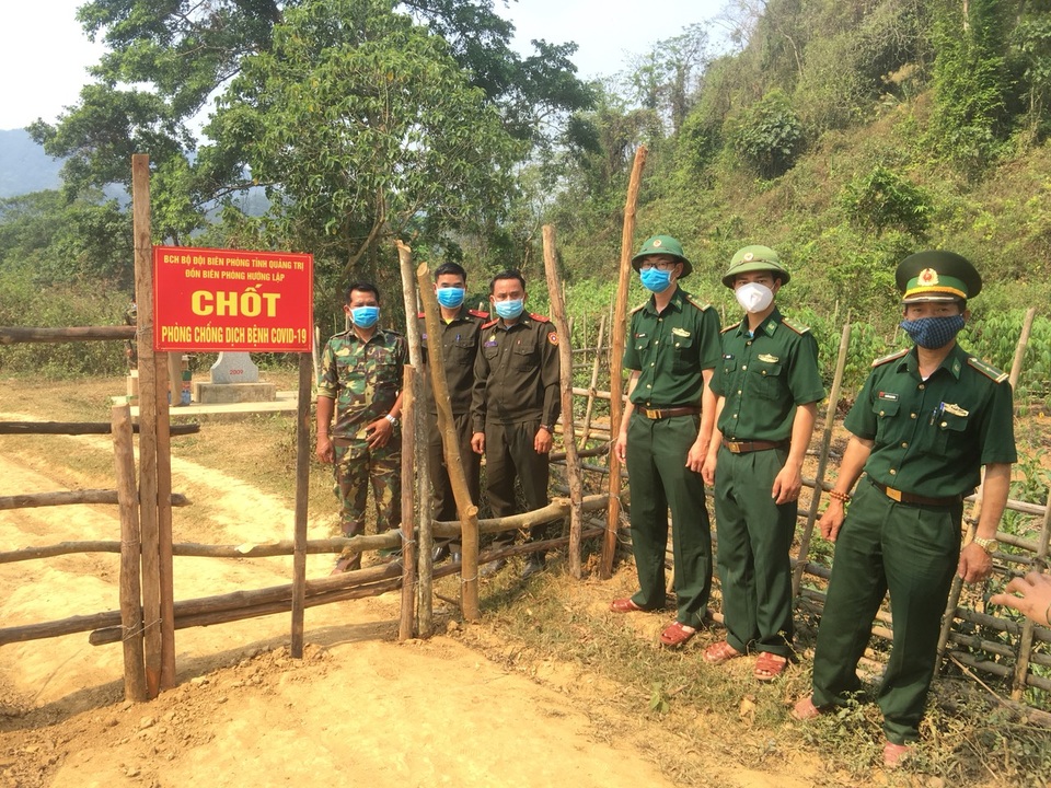 Bộ đội ngủ giữa rừng, ăn tại lán dồn sức chống dịch trên biên giới Việt-Lào - 10