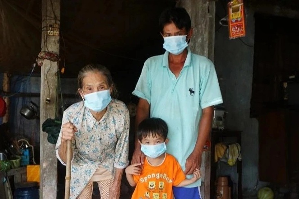 Cậu bé mồ côi mẹ và người cha bán vé số lao đao bởi đại dịch Covid-19 - 1 Cậu bé mồ côi mẹ và người cha bán vé số lao đao bởi đại dịch Covid-19 - 1