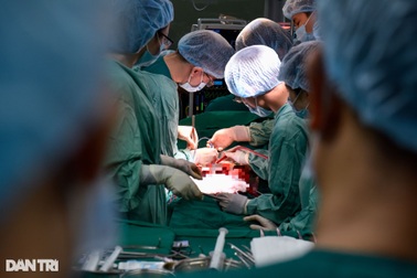 Bác sĩ Việt Nam hỗ trợ Lào kỹ thuật ghép thận