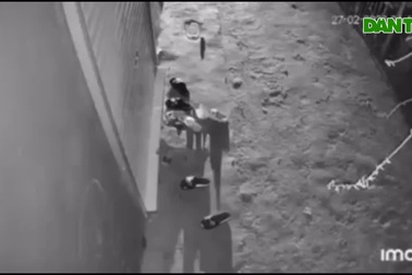 Camera an ninh ghi lại cảnh đối tượng nổ súng liên tiếp vào nhà dân