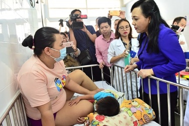 Bộ trưởng Y tế: Dịch sởi bùng phát là do hậu quả của lỗ hổng miễn dịch từ nhiều đời cộng lại