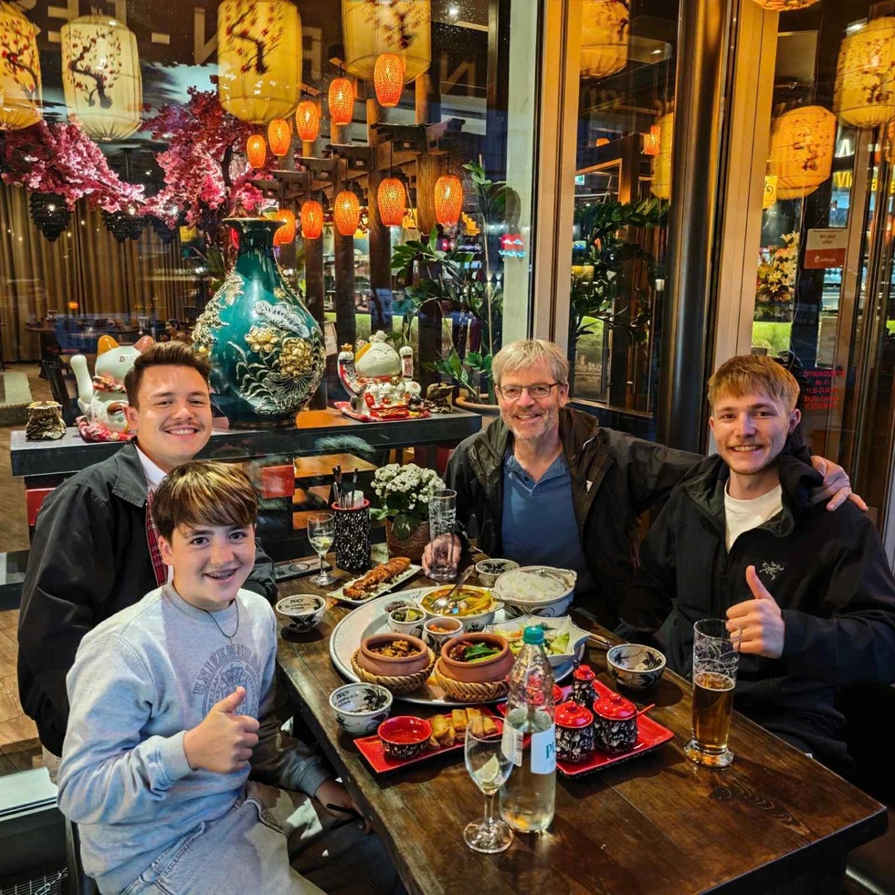 Un repas vietnamien à 1,3 million de VND, composé de soupe de crabe et d'aubergines, redonne vie à un restaurant en Allemagne - 7 Mâm cơm Việt 1,3 triệu với canh cua, cà pháo vực dậy một nhà hàng ở Đức - 7